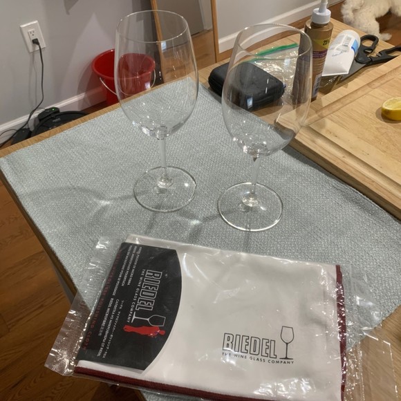 2 x Riedel White Wine Glasses with polishing cloth - Picture 2 of 6